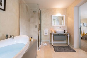 Villa, 3 habitaciones | Baño | Tina y regadera independientes, secadora de cabello, toallas, jabón 