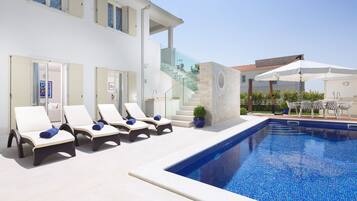 Außenpool (je nach Saison geöffnet), Sonnenschirme, Liegestühle