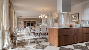 Una cocina moderna con piso a cuadros, armarios de madera y una isla central.