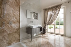 Villa, eigener Pool | Badezimmer | Badewanne und Dusche (separat), Haartrockner, Handtücher, Seife