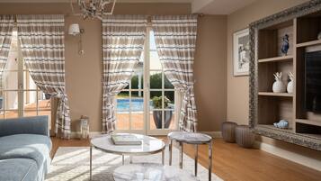 Villa, eigener Pool | Wohnbereich | Flachbildfernseher