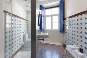 Doccia, set di cortesia gratuito, asciugacapelli, asciugamani