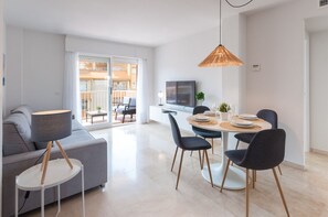 Interior - Cozy with mediterranean style, a few meters from the beach. A / C and free wifi. Terrace with sea views - only families (Playa de Gandía)