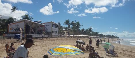 بالقرب من الشاطئ