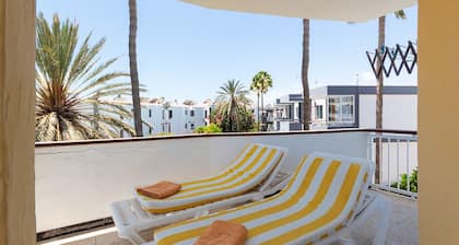 Iso terassi 100 metrin päässä Maspalomasin dyynistä