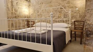 2 chambres, coffres-forts dans les chambres, bureau