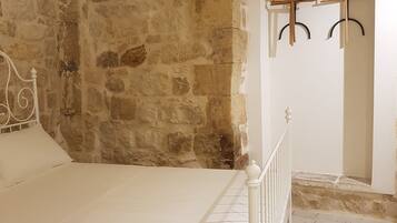 2 camere, una cassaforte in camera, una scrivania, ferro/asse da stiro