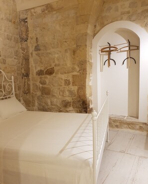 2 slaapkamers, een kluis op de kamer, een bureau