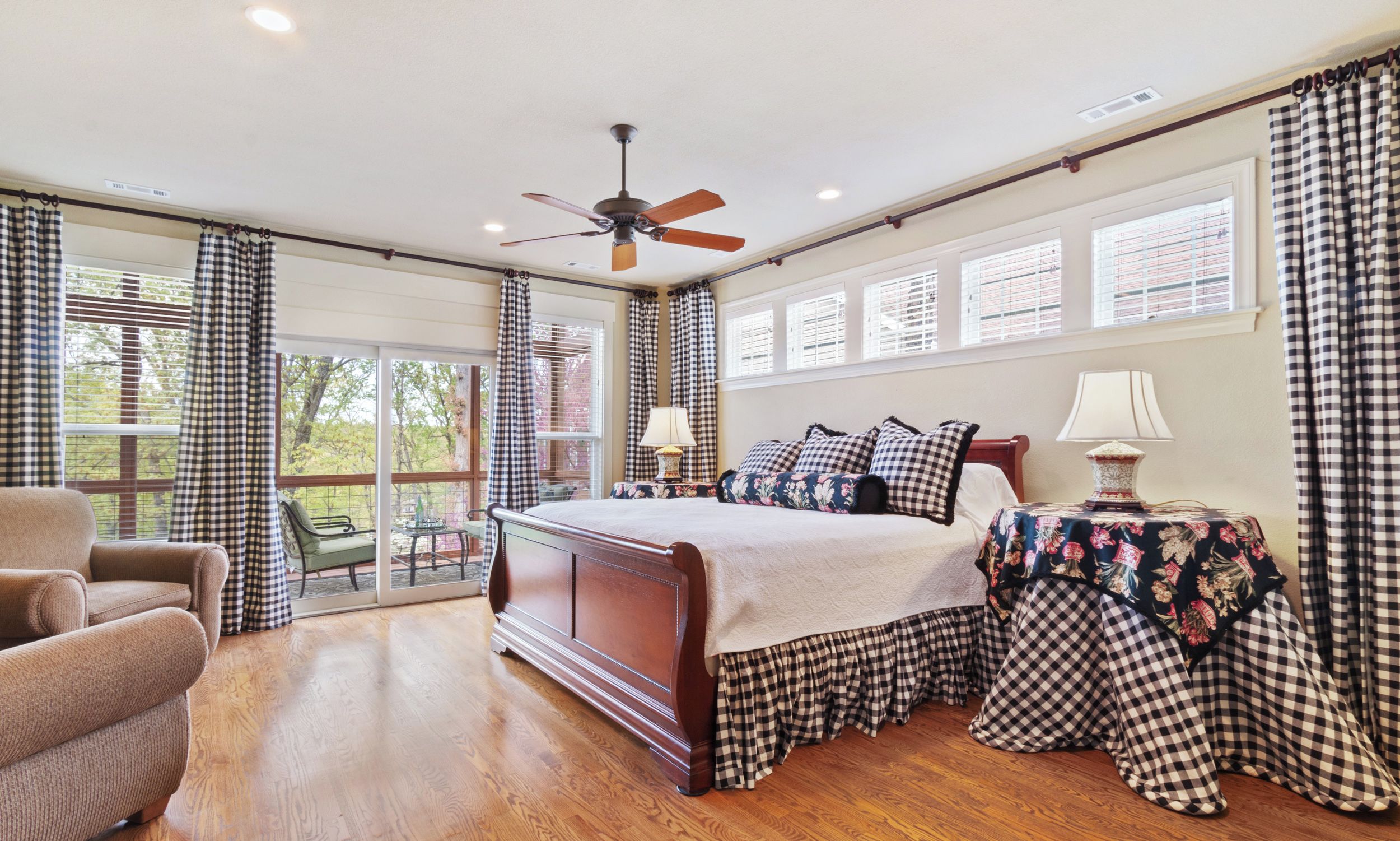 4 bedrooms, desk, iron/ironing board, WiFi (free)
