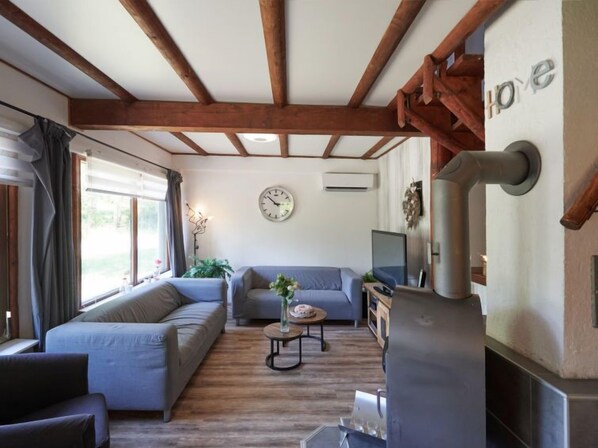 Flachbildfernseher, Kamin, Tischfußball