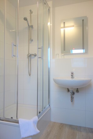 Standard-Doppelzimmer | Badezimmer | Dusche, Handtücher