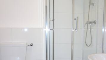 Standard-Doppelzimmer | Badezimmer | Dusche, Handtücher