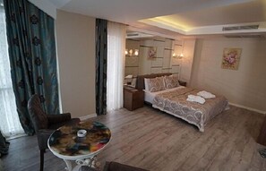 Suite de lujo | Caja de seguridad en la habitación y escritorio