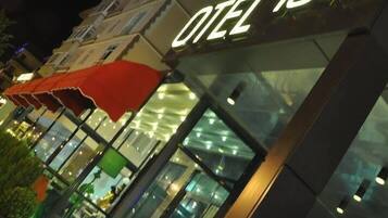 واجهة المنشأة - في المساء/الليل