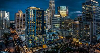 Gimnasio + piscina, estacionamiento gratuito, acceso al tren ligero