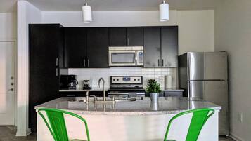 Een koelkast, een magnetron, een oven, een kookplaat