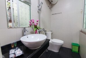 Bruser, gratis toiletartikler, hårtørrer, hjemmesko