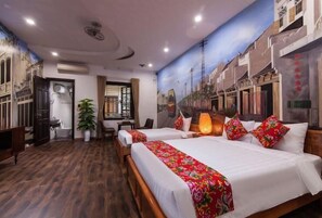 Deluxe-Dreibettzimmer | Zimmersafe, Schreibtisch, Verdunkelungsvorhänge, kostenloses WLAN