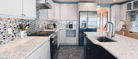 Frigorifero, microonde, forno, piano cottura