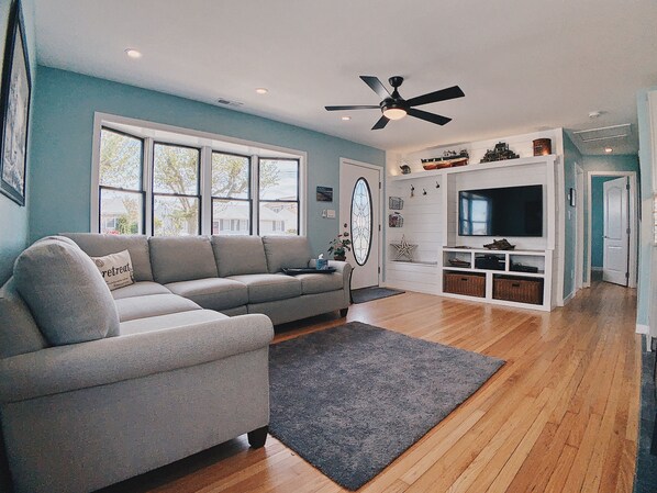 Téléviseur, table de baby-foot, livres