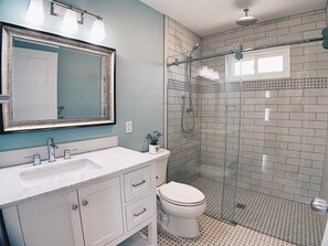Ensemble douche/baignoire, douche à « effet pluie », serviettes fournies