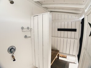 シャワー付き浴槽、レインフォールシャワー、タオル