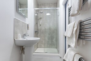 Habitación con 1 cama doble o 2 individuales | Baño | Ducha, secador de pelo, toallas y jabón