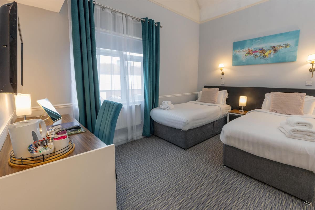 Phòng Superior, 1 giường cỡ king, không hút thuốc (Converts to 2 Twin Beds;Larger Rm) | Bộ đồ giường cao cấp, bàn, khu vực làm việc phù hợp cho laptop