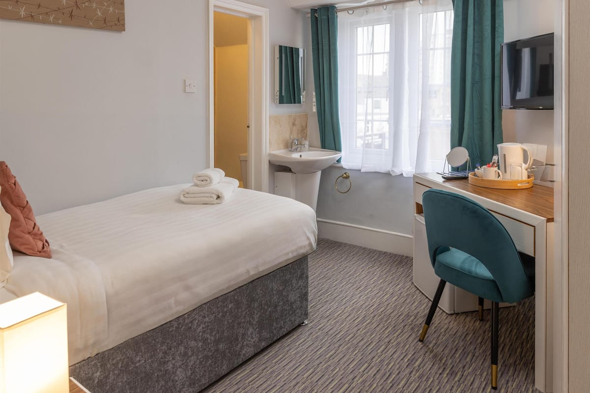 Standard Room, 1 Twin Bed, Non Smoking | Premium bedding, individually decorated, individually furnished, desk