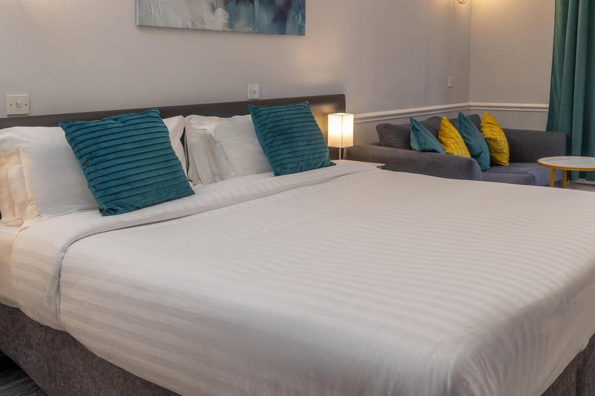 Phòng Superior, 1 giường cỡ king, không hút thuốc (Converts to 2 Twin Beds;Larger Rm) | Bộ đồ giường cao cấp, bàn, khu vực làm việc phù hợp cho laptop 