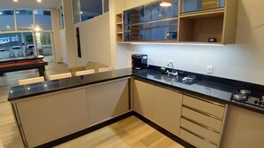Refrigerador con freezer, microondas, horno, licuadora