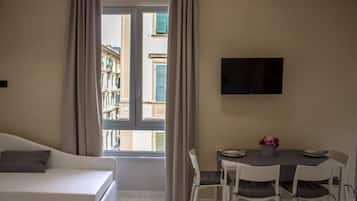 Suite monolocale Premier, balcone | Una cassaforte in camera, una scrivania, postazione laptop