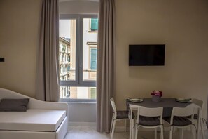 In-room safe, desk, laptop workspace, blackout curtains - Fidelio (La Spezia)