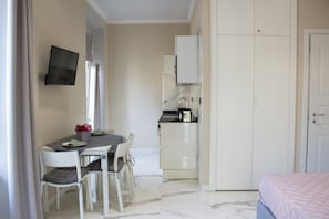 Studio Suite Premier, ban công | Bếp riêng | Dụng cụ pha cà phê/trà, ấm điện 