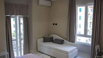 Suite monolocale Premier, balcone | Una cassaforte in camera, una scrivania, postazione laptop