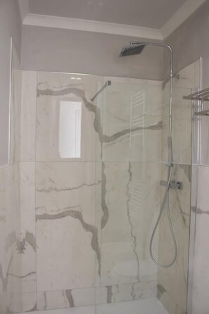 Superior Double Room, Balcony | Bathroom shower - Fidelio (La Spezia)