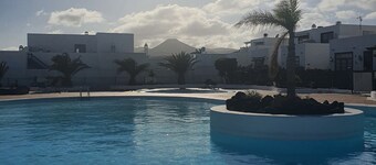  Bungalow with beautiful roof top views, Minutes from  the Marina