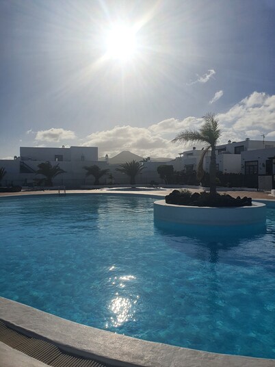  Bungalow with beautiful roof top views, Minutes from  the Marina