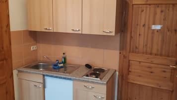 Estudio | Cocina privada | Refrigerador, cafetera y tetera y utensilios de cocina