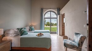 6 slaapkamers, een strijkplank/strijkijzer, internet, beddengoed