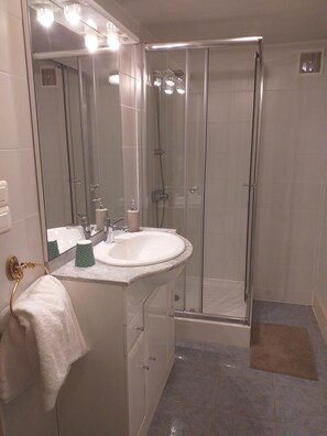 Classic-Suite (Tandem) | Badezimmer | Dusche, Haartrockner, Handtücher, Seife