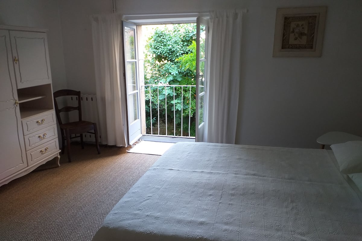 Superior suite, uitzicht op heuvels | 1 slaapkamer, luxe beddengoed, geluiddichte muren, gratis wifi