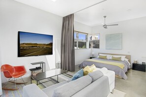 1 bedroom, WiFi - Modern Loft in the Heart of Venice Beach (Venice)