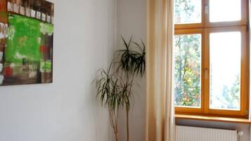 Escritorio, wifi gratis y ropa de cama