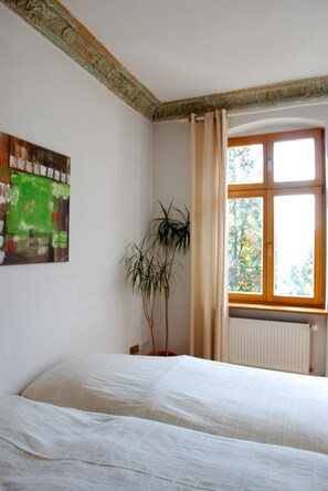 Escritorio, wifi gratis y ropa de cama