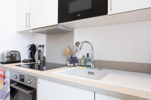 ثلاجة، ميكروويف، فرن، غسالة أطباق