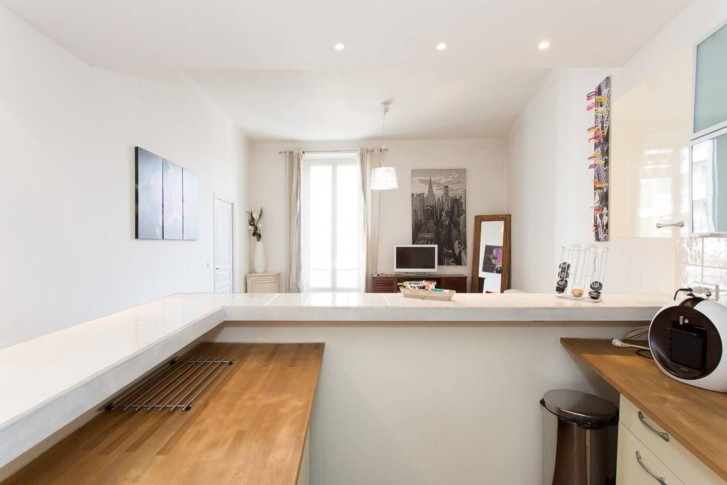 Kylskåp, mikrovågsugn, ugn och kaffe- och tebryggare