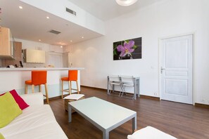 TV, offices - Rue d'Antibes: modern apartment ! (Cannes)