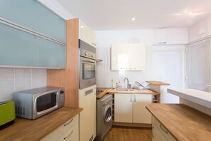 Fridge, microwave, oven, coffee/tea maker - Rue d'Antibes: modern apartment ! (Cannes)