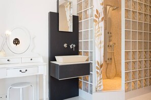 Bathtub, hair dryer, towels, shampoo - SEA VIEW 3 beds next to Palais (Cannes)